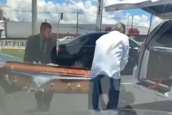PR: câmera flagra momento em que caixão cai de carro funerário. Vídeo
