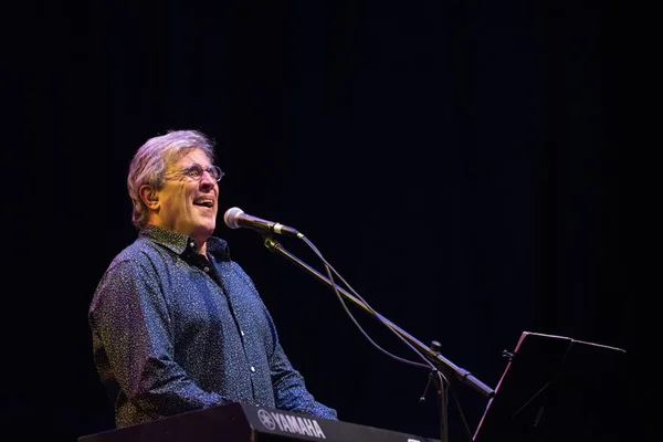 Veja de perto o talento que levou Ivan Lins a vencer o Grammy Latino