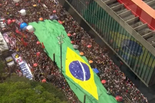 Bandeira do Brasil extendida na Avenida Paulista em ato contra a PEC da Blindagem e PEC da Anistia