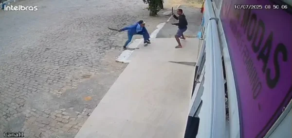 Homens brigando com faca