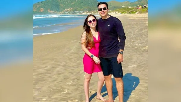 Imagem colorida de casal na praia - Metrópoles
