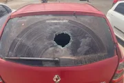 Alguns carros tiveram os vidros traseiros quebrados Alguns carros tiveram os vidros traseiros quebrados