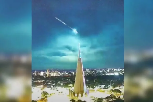 Imagem colorida, meteoro sobrevoando cidade - Metrópoles