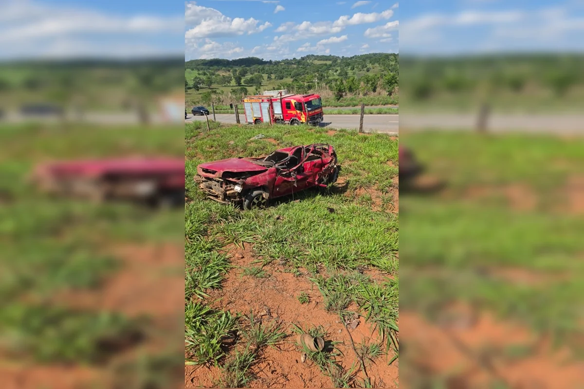 As vítimas foram arremessadas para fora do carro As vítimas foram arremessadas para fora do carro