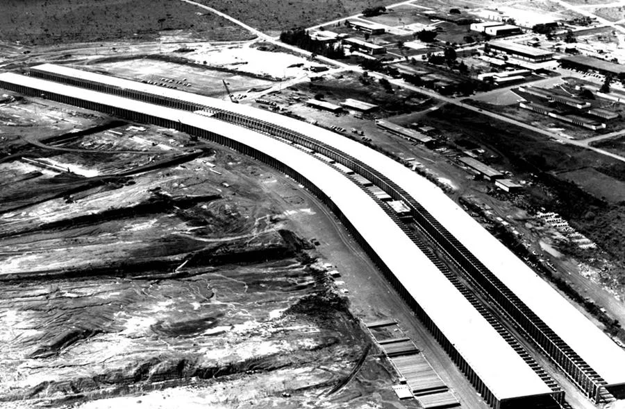 Universidade de Brasília (UnB), na Asa Norte: “Faixas e cartazes anunciavam uma assembleia às 15h, estudantes entravam nas salas subterrâneas do Instituto Central de Ciências, a neblina ocultava as vigas de concreto do imenso edifício em construção.” (p.182) Universidade de Brasília (UnB), na Asa Norte: “Faixas e cartazes anunciavam uma assembleia às 15h, estudantes entravam nas salas subterrâneas do Instituto Central de Ciências, a neblina ocultava as vigas de concreto do imenso edifício em construção.” (p.182)