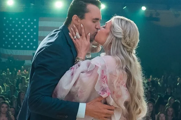 Imagens fortes: viúva de Charlie Kirk choca ao mostrar corpo no caixão - Metrópoles