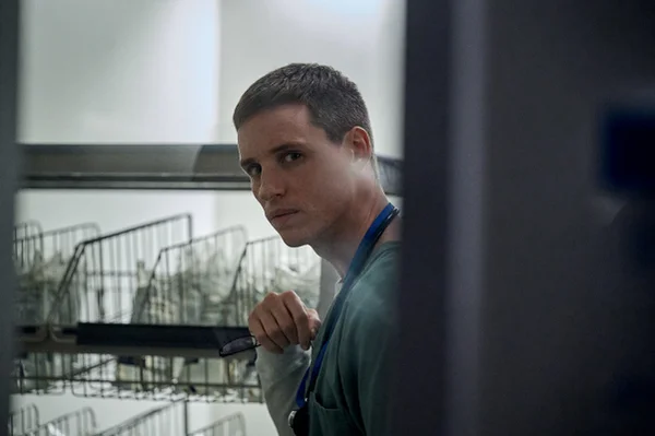 Cena de O Enfermeiro da Noite, filme da Netflix - Metrópoles