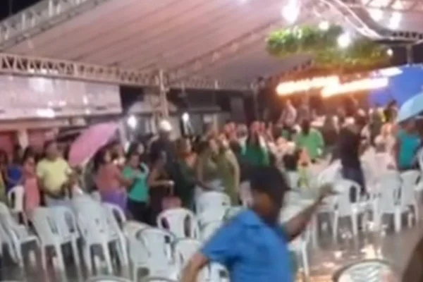 Imagem colorida de pessoas durante inauguração de mercado público na Paraíba que sofreu com enchente - Metrópoles