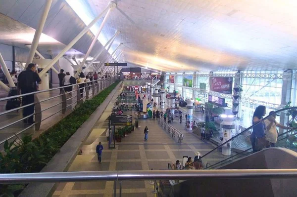 vista do terminal do aeroporto de Belém com pessoas caminhando