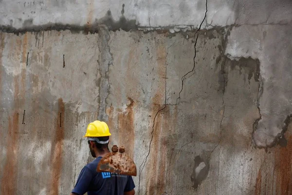 Após queda de muro de escola, população teme novos desabamentos