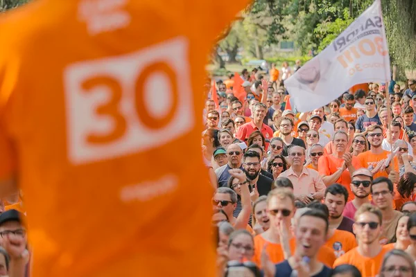 Militantes acompanham comício do Partido Novo em Porto Alegre, em 2018