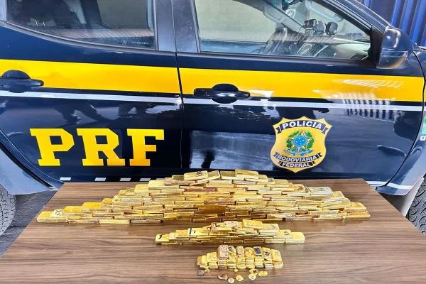 Veja momento em que PRF acha 103kg de ouro avaliado em R$ 60 mi em porta-objetos de carro