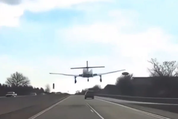 Avião faz pouso de emergência em rodovia movimentada dos EUA