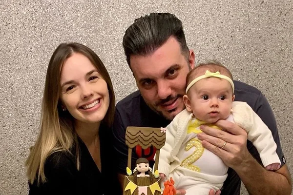 Thaeme mostra a filha no sofá e derrete a web: “Esperando para mamar”