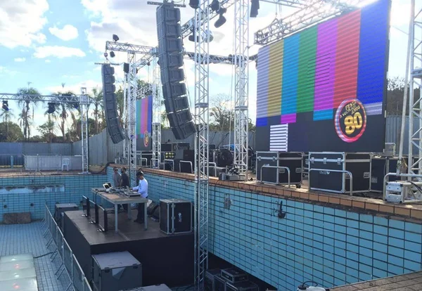 Festa “A volta aos anos 80” retorna à piscina de ondas do Parque