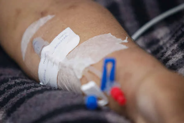 Média móvel de mortes por Covid no Brasil é a menor desde 8/1