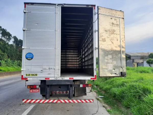 Imagem de bagageiro de caminhão com porta aberta - Metrópoles