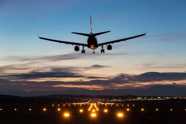 <b>Kam Air</b>: a companhia aérea sediada no Afeganistão, que também ostenta apenas uma estrela, foi banida do espaço aéreo norte-americano. Quando tentou voar para os países da União Europeia, em 2010, foi proibida depois de incidentes que incluíram um desastre com vítimas fatais e uma ameaça de bomba <b>Kam Air</b>: a companhia aérea sediada no Afeganistão, que também ostenta apenas uma estrela, foi banida do espaço aéreo norte-americano. Quando tentou voar para os países da União Europeia, em 2010, foi proibida depois de incidentes que incluíram um desastre com vítimas fatais e uma ameaça de bomba