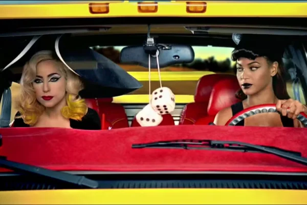Frame colorido de Lady Gaga e Beyonce em vídeo de Telephone, de 2009