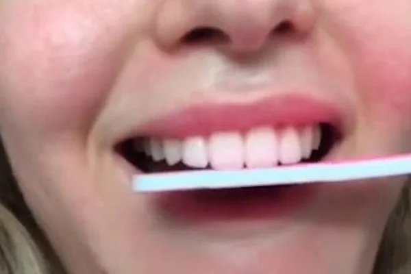 pessoa lixando os dentes