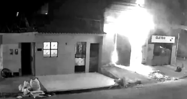 Foto em preto e branco de casa pegando fogo - Metrópoles