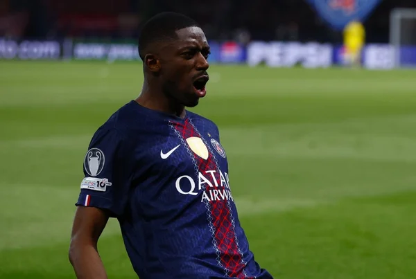 Imagem colorida de Dembélé comemorando gol