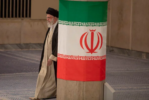 Imagem colorida mostra o líder supremo do Irã, aiatolá Ali Khamenei, atrás de uma pilastra - Metrópoles