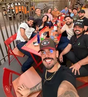 Zé Felipe e Ana Castela posam ao lado de amigos para as redes sociais