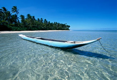 canoa em praia de água cristalina