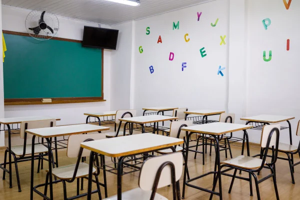 Na foto, sala de aula vazia