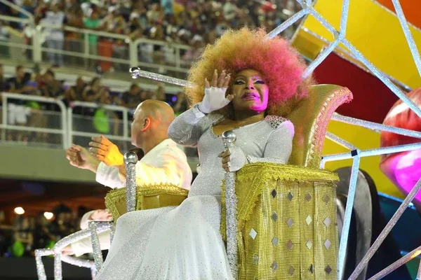 Elza Soares vira rainha em desfile da Mocidade Independente