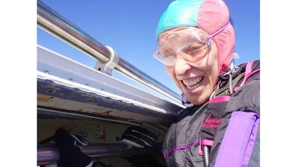 Mulher de 65 anos morre após mau funcionamento de paraquedas nos EUA
