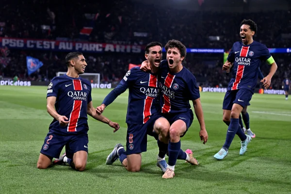 Imagem colorida do confronto entre PSG x Arsenal, pela Champions