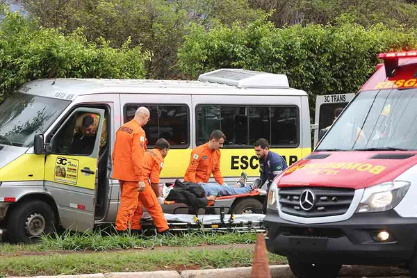 Motorista passa mal, desmaia e bate van escolar no Lago Sul