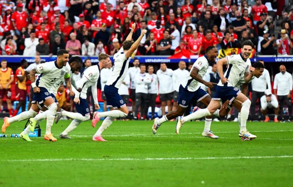 Jogadores da Inglaterra correm para comemorar classificação