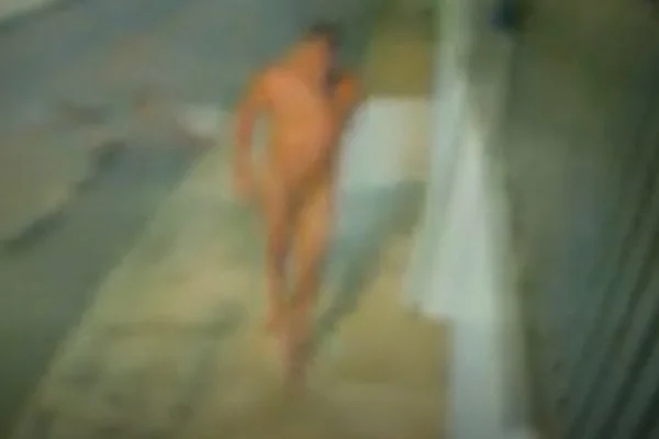 Homem nu em uma calçada - Metrópoles