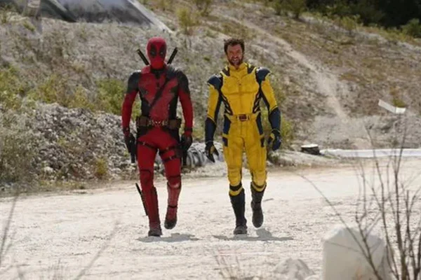 Homem com macacão vermelho e outro com macacão amarelo - Metrópoles