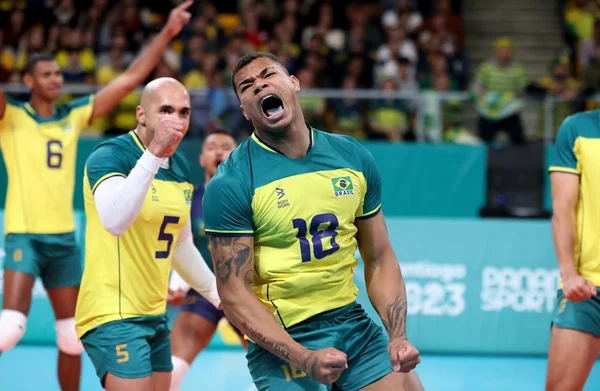 Imagem colorida dos jogadores de vôlei do Brasil - Metrópoles