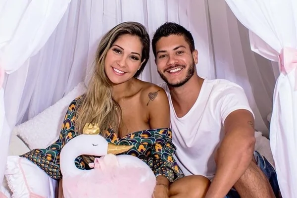 Mayra Cardi tem complicações pós-parto e é internada em hospital