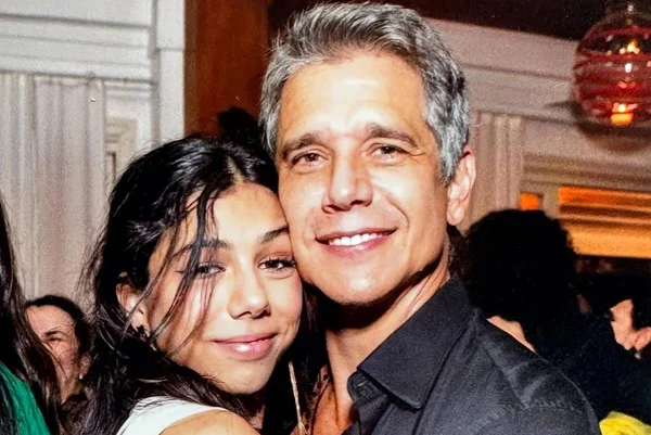 Foto colorida de Marcio Garcia com a filha - Metrópoles