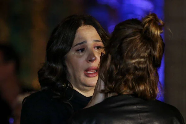 Foto colorida de Claudia Raia de preto no velório de Aracy Balabanian - Metrópoles