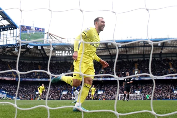Eriksen marca em goleada do Brentford sobre o Chelsea, em jogo válido pelo Campeonato Inglês