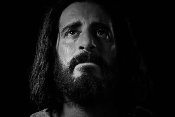 Foto em preto e branco de Jhonatan Roumie como o Jesus de The Chosen