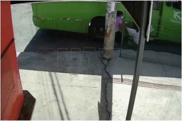 Idosa é atropelada após descer de ônibus