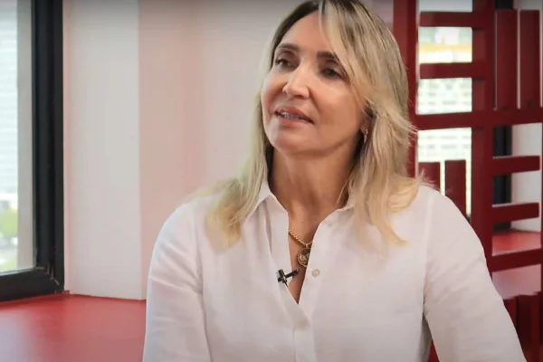 Fotografia colorida de mulher loira com camisa branca