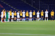 Jogadoras perfiladas antes do início da partida
