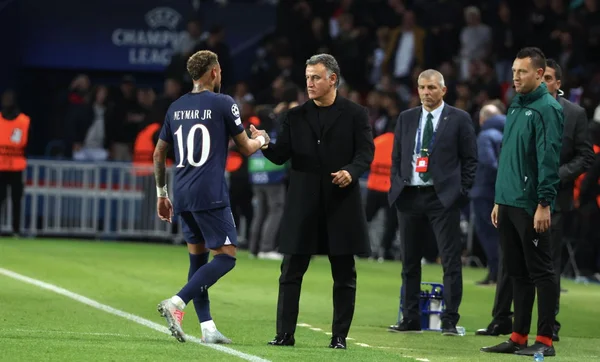 Neymar e Galtier se cumprimentam na beira do campo - Metrópoles
