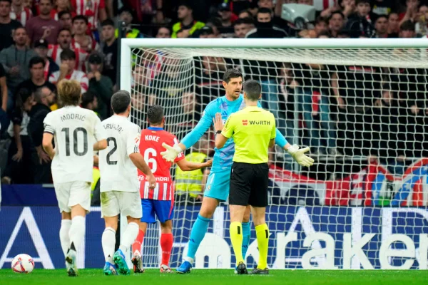 Thibaut Courtois goleiro do Real Madrid conversa com árbitro em partida contra o Atletico de Madrid