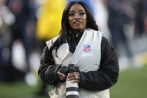 Simone Biles vira fotógrafa por um dia na NFL e impressiona. Confira