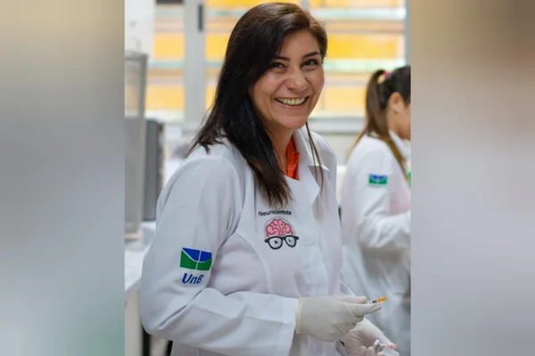 Foto mostra a bióloga Márcia Mortari, que descobriu propriedade antitumoral do câncer de mama no veneno de marimbondo (1)